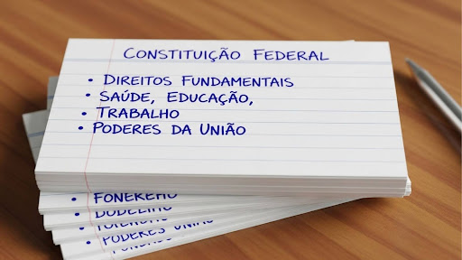 Cartões de estudo com tópicos da Constituição Federal escritos à mão, como “Direitos Fundamentais” e “Poderes da União”.