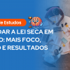 Cartaz com fundo azul e visão aérea de grupo estudando em mesa redonda, acompanhado do texto: “Guia de Estudos – ESTUDAR A LEI SECA EM GRUPO: MAIS FOCO, RITMO E RESULTADOS” e ilustração de cérebro com martelo.