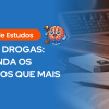 Banner educacional sobre a lei de drogas com fundo azul, título ‘Lei de Drogas: entenda os artigos que mais caem’, ícone de cérebro jurídico com martelo, e ao lado uma mesa de estudo com livros de Direito, fichas, caderno e luminária — imagem ilustrativa para estudantes que precisam estudar para concurso.