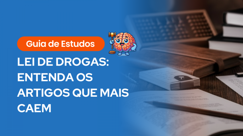 Banner educacional sobre a lei de drogas com fundo azul, título ‘Lei de Drogas: entenda os artigos que mais caem’, ícone de cérebro jurídico com martelo, e ao lado uma mesa de estudo com livros de Direito, fichas, caderno e luminária — imagem ilustrativa para estudantes que precisam estudar para concurso.