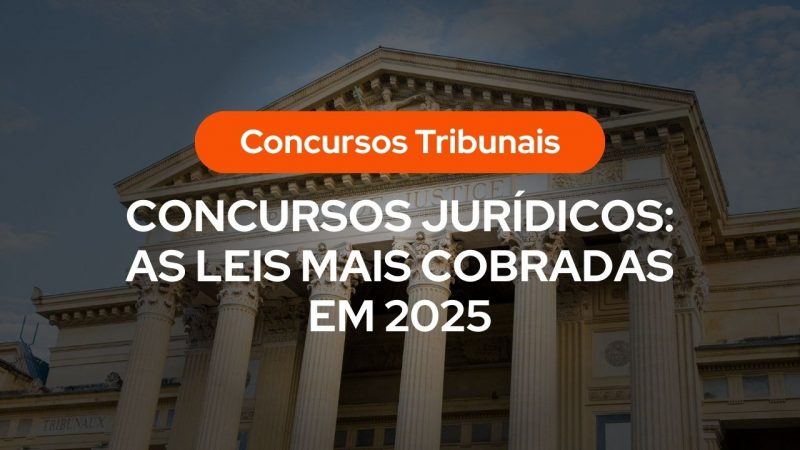 Fotografia da fachada de um tribunal imponente com colunas clássicas. No centro, um selo laranja escrito "Concursos Tribunais" e o título em letras brancas: "Concursos Jurídicos: as leis mais cobradas em 2025".