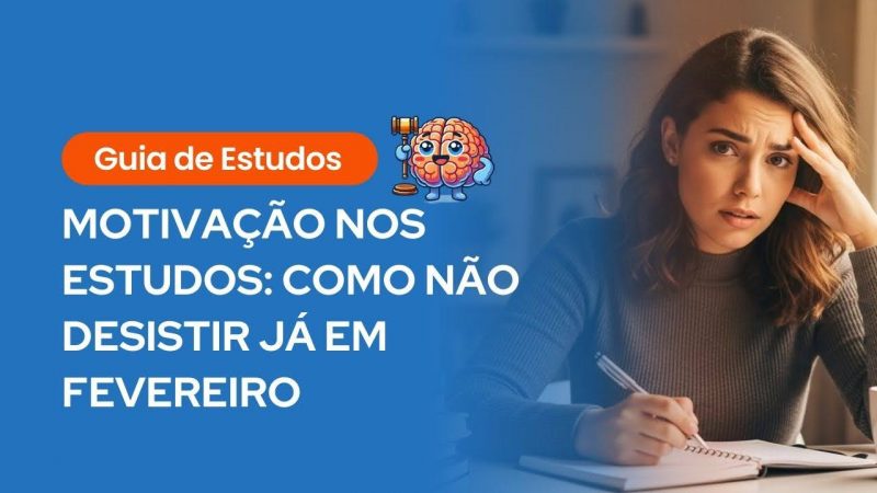 Banner com fundo azul e uma foto de uma mulher jovem com expressão de preocupação e cansaço, apoiando a cabeça na mão enquanto segura uma caneta. À esquerda, um selo laranja escrito "Guia de Estudos" e um ícone de cérebro segurando um martelo de juiz. O texto principal diz: "Motivação nos estudos: como não desistir já em fevereiro".