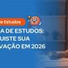 Banner principal do artigo dividido ao meio. À esquerda, sobre fundo azul, o título: 'Guia de Estudos - ROTINA DE ESTUDOS: CONQUISTE SUA APROVAÇÃO EM 2026', ilustrado por um cérebro mascote segurando um martelo de juiz. À direita, foto de uma mulher sorridente sentada à escrivaninha à noite, segurando um marca-texto sobre um caderno aberto, transmitindo confiança e disciplina.