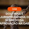 Estátua de Lady Justice em bronze segurando a balança, com texto sobreposto: "OAB - Doutrina e Jurisprudência: O Segredo da Aprovação na OAB". Fundo desfocado de biblioteca jurídica.