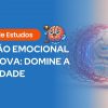Banner com fundo azul contendo o título "GESTÃO EMOCIONAL NA PROVA: DOMINE A ANSIEDADE". À direita, a imagem de um cérebro humano em 3D; o lado esquerdo do cérebro está envolto em um emaranhado de linhas roxas confusas, enquanto o lado direito brilha com conexões elétricas azuis claras e organizadas. Inclui o ícone do cérebro com martelo e a etiqueta laranja "Guia de Estudos".
