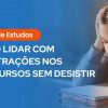 Mulher jovem com expressão de cansaço e mãos na cabeça sobre livros de estudo. À esquerda, um box laranja com o texto "Guia de Estudos: Como lidar com frustrações nos concursos sem desistir" e um ícone de cérebro segurando um martelo de juiz.