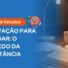 Banner com fundo azul apresentando o título "MOTIVAÇÃO PARA ESTUDAR: O SEGREDO DA CONSTÂNCIA". À direita, uma foto de uma pessoa usando um marca-texto amarelo em um livro aberto sob a luz de um abajur, com uma caneca de café ao fundo. Inclui o ícone do cérebro com martelo e a etiqueta laranja "Guia de Estudos".