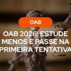Uma sobreposição de texto em uma imagem desfocada da estátua da deusa da Justiça segurando uma balança. Na parte superior central, um botão retangular laranja arredondado contém o texto "OAB" em letras brancas maiúsculas. Abaixo, em letras brancas maiúsculas e em negrito, está o texto "OAB 2026: ESTUDE MENOS E PASSE NA PRIMEIRA TENTATIVA".
