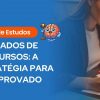 Mulher jovem concentrada analisando grรกficos e folhas de simulados de concurso com uma caneta vermelha. ร esquerda, um selo informativo "Guia de Estudos" sobre o tรญtulo "Simulados de Concursos: A estratรฉgia para ser aprovado", acompanhado de um รญcone de cรฉrebro jurรญdico.