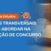 Banner com fundo azul apresentando o título "TEMAS TRANSVERSAIS: COMO ABORDAR NA REDAÇÃO DE CONCURSO". À direita, uma foto de um ambiente de estudos noturno com um livro aberto e grifado em amarelo, uma xícara de café e um notebook ao fundo sob luz suave. Inclui a etiqueta laranja "Guia de Estudos" e o ícone do cérebro com o martelo de juiz.