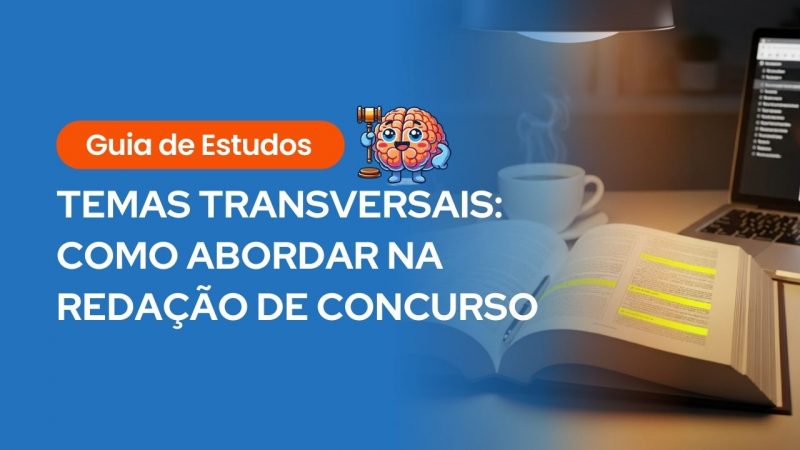 Banner com fundo azul apresentando o tĂtulo "TEMAS TRANSVERSAIS: COMO ABORDAR NA REDAĂĂO DE CONCURSO". Ă direita, uma foto de um ambiente de estudos noturno com um livro aberto e grifado em amarelo, uma xĂcara de cafĂ© e um notebook ao fundo sob luz suave. Inclui a etiqueta laranja "Guia de Estudos" e o Ăcone do cĂ©rebro com o martelo de juiz.