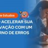 Banner com fundo predominantemente azul. À esquerda, destaca-se o título em letras grandes e brancas: "COMO ACELERAR SUA APROVAÇÃO COM UM CADERNO DE ERROS". Acima do título, há uma etiqueta laranja com o texto "Guia de Estudos" em branco, ao lado de uma ilustração de um cérebro animado segurando um martelo de juiz. A metade direita da imagem mostra uma foto integrada ao fundo azul de uma jovem mulher concentrada, escrevendo e marcando caixas de seleção em um caderno sobre uma mesa. Há também um celular e uma xícara na mesa.