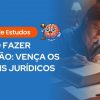 Banner de guia de estudos com uma composição dividida. A metade esquerda possui um fundo azul sólido com o título em letras grandes e brancas: "COMO FAZER REVISÃO: VENÇA OS EDITAIS JURÍDICOS". Acima do título, há uma etiqueta laranja escrita "Guia de Estudos" e um ícone de um cérebro animado segurando um martelo de juiz. A metade direita mostra a foto de uma jovem mulher muito concentrada estudando à noite sob a luz quente de um abajur. Ela está escrevendo em folhas soltas com um livro grande e espesso aberto à sua frente, havendo também marcadores de texto sobre a mesa de madeira.