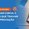Um banner de marketing dividido verticalmente. O lado esquerdo possui um fundo azul sólido e contém o título grande em branco: "ESTUDAR COM IA: 3 ERROS QUE TRAVAM SUA APROVAÇÃO". Acima do título, há um rótulo laranja com "Guia de Estudos" e um ícone animado de um cérebro segurando um martelo de juiz. O lado direito exibe uma fotografia integrada de um livro grosso e aberto sobre uma mesa de madeira, com folhas de papel coloridas ao fundo. Uma mão segura um smartphone moderno sobre o livro aberto, cuja tela exibe uma interface de chat de IA com um ícone de robô amigável e bolhas de texto desfocadas, sugerindo a interação com uma ferramenta de IA para estudos.