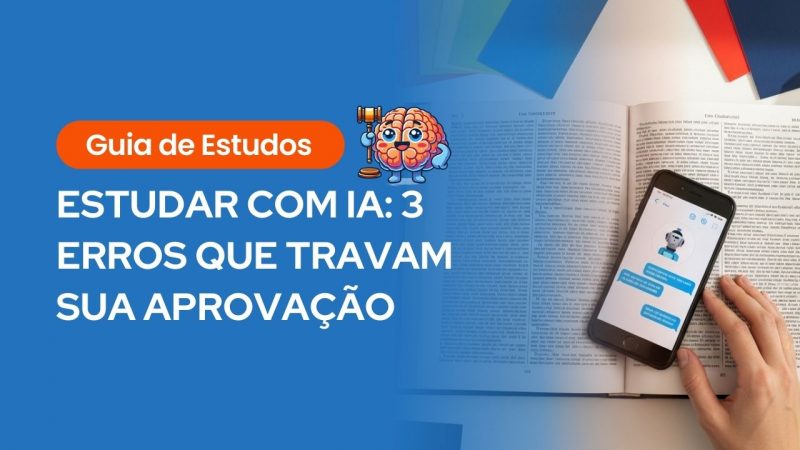 Um banner de marketing dividido verticalmente. O lado esquerdo possui um fundo azul sólido e contém o título grande em branco: "ESTUDAR COM IA: 3 ERROS QUE TRAVAM SUA APROVAÇÃO". Acima do título, há um rótulo laranja com "Guia de Estudos" e um ícone animado de um cérebro segurando um martelo de juiz. O lado direito exibe uma fotografia integrada de um livro grosso e aberto sobre uma mesa de madeira, com folhas de papel coloridas ao fundo. Uma mão segura um smartphone moderno sobre o livro aberto, cuja tela exibe uma interface de chat de IA com um ícone de robô amigável e bolhas de texto desfocadas, sugerindo a interação com uma ferramenta de IA para estudos.