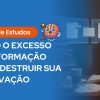 Banner com composição dividida ao meio. A metade esquerda tem fundo azul e o título em letras grandes e brancas: "COMO O EXCESSO DE INFORMAÇÃO PODE DESTRUIR SUA APROVAÇÃO". Acima, uma etiqueta laranja com a frase "Guia de Estudos" e um mascote de cérebro segurando um martelo de juiz. A metade direita exibe uma foto em ambiente escuro de uma mulher sentada à mesa, parecendo exausta enquanto massageia os olhos com uma das mãos. Sua mesa está bagunçada com um livro grosso aberto, folhas soltas, copos e embalagens de lanche, com dois monitores de computador brilhando ao fundo.