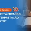 Banner informativo com fundo azul escrito "Guia de Estudos: Você está errando na interpretação de texto?", ilustrado com um personagem de cérebro segurando um martelo de juiz.
