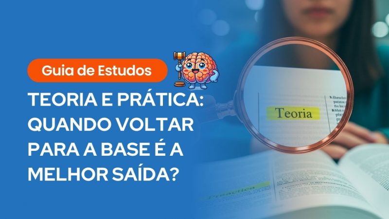 Um banner de guia de estudos com uma composição dividida. A metade esquerda é um fundo azul-escura com texto branco e grande: o título "GUIA DE ESTUDOS", seguido por "TEORIA E PRÁTICA:", e a pergunta "QUANDO VOLTAR PARA A BASE É A MELHOR SAÍDA?". Acima do título, há uma etiqueta laranja com o texto "Guia de Estudos" e um ícone animado de um cérebro segurando um martelo de juiz. A metade direita mostra uma imagem em foco seletivo de uma pessoa estudando em uma biblioteca desfocada à noite. Uma lupa com moldura de cobre é segurada sobre um livro aberto, com a palavra "TEORIA" perfeitamente focada e destacada em amarelo dentro da lupa. Outras palavras borradas como "Prática" são visíveis fora da lupa.