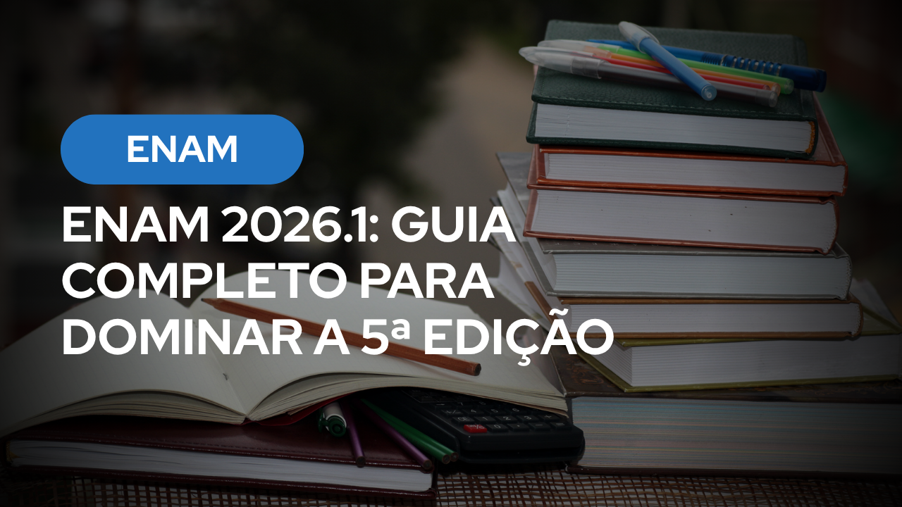 Uma imagem de sobreposição de texto em um fundo desfocado de uma mesa de estudos com livros empilhados e material escolar. No canto superior esquerdo, um botão arredondado azul contém o texto "ENAM" em letras brancas maiúsculas. Abaixo, em letras brancas maiúsculas e em negrito, está o texto "ENAM 2026.1: GUIA COMPLETO PARA DOMINAR A 5ª EDIÇÃO". À direita, uma pilha alta de livros com capas de cores variadas sustenta um punhado de canetas coloridas no topo.