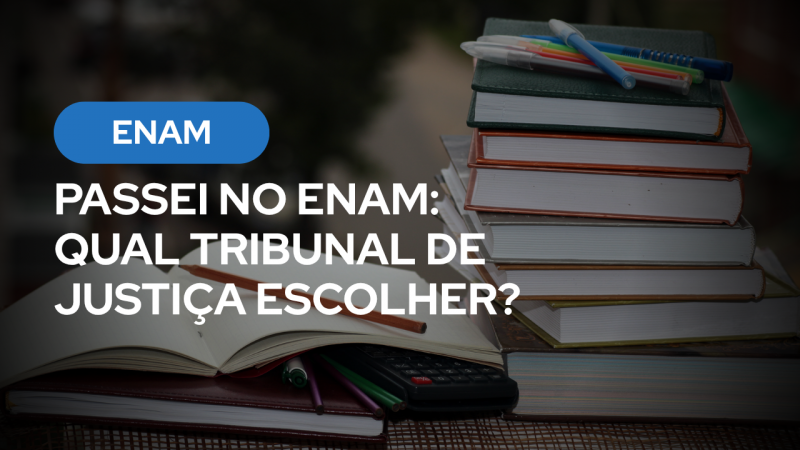 Banner com o texto "Passei no ENAM: qual Tribunal de Justiça escolher?" sobre imagem de fundo com pilha de livros jurídicos e materiais de estudo.