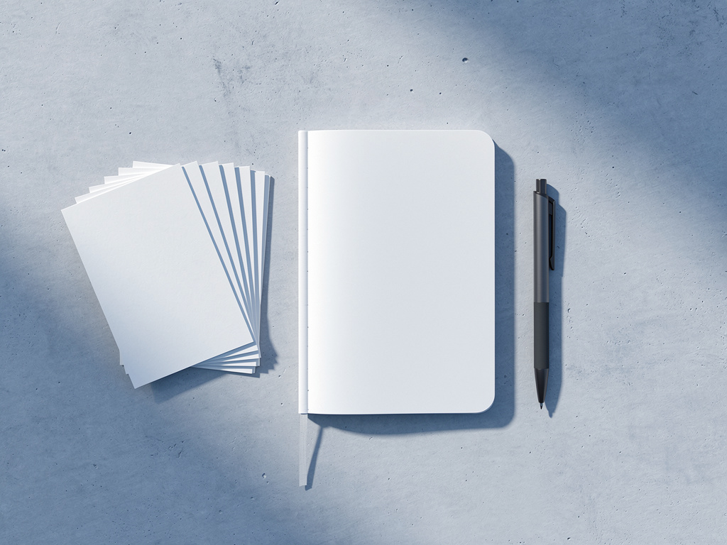 mesa de escritório vazia vista de cima com caderno aberto, caneta e folhas organizadas sob luz fria lateral