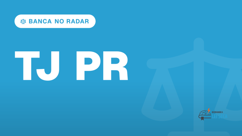 mulher com pasta lisa diante de prédio público moderno em clima de decisão administrativa (Concurso TJ PR)