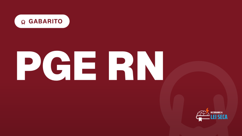 mesa de estudo com códigos fechados, relógio sem marcações e pasta transparente sob luz fria (Concurso PGE RN)