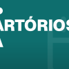candidata organiza canetas e códigos fechados diante de prédio institucional (Concurso Cartórios BA)