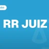 mulher de costas em corredor de fórum caminhando para arco iluminado (Concurso TJ RR)