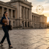 candidata atravessando praça de fórum com livros fechados ao amanhecer (Concurso TJ MG Juiz)