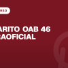 candidata em biblioteca jurídica com livros fechados, abas coloridas e relógio sem números (Gabarito OAB 46 extraoficial (2ª fase): Direito Penal)