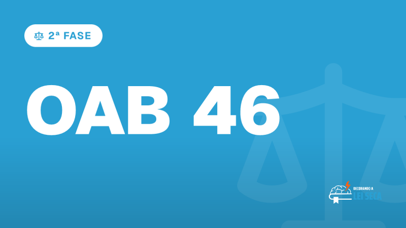 candidata em frente a prédio de prova com livro jurídico fechado e estojo transparente (OAB 46)