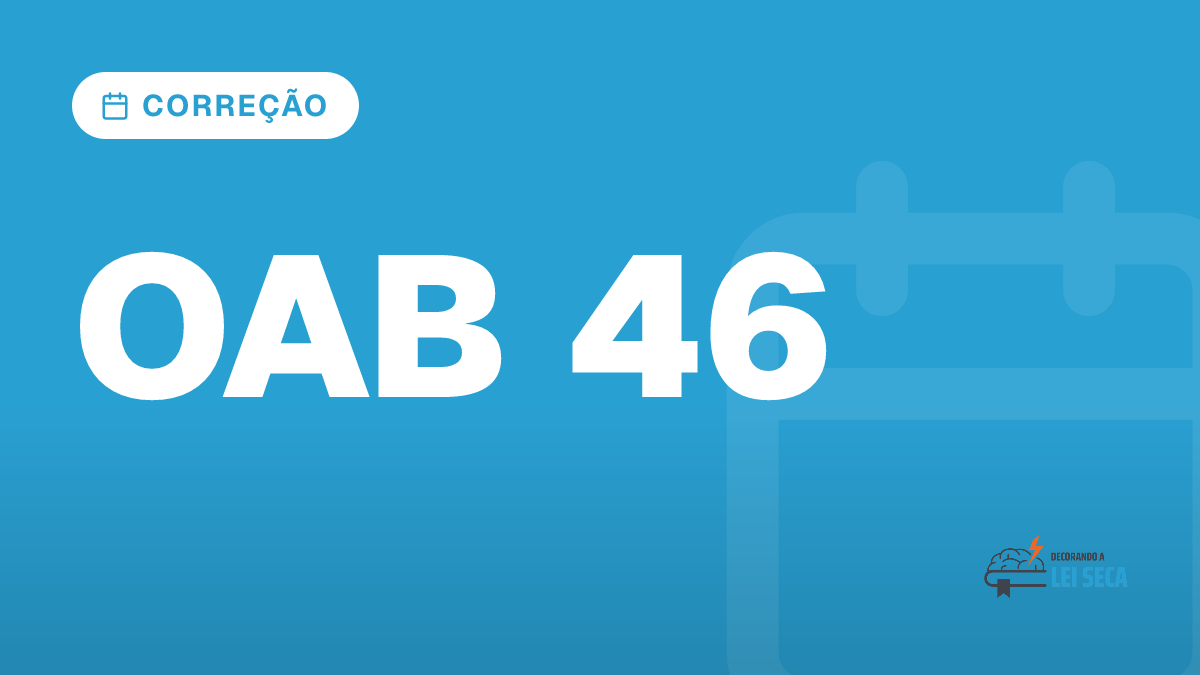 candidata em corredor externo com livro fechado e caneta após prova da OAB (Prova OAB 46 (2ª fase): acompanhe a correção ao vivo!)