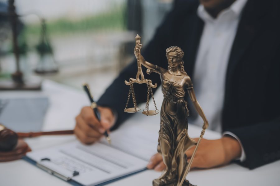 Empresários e advogados discutindo contratos com balança de latão sobre a mesa no escritório. Imagem conceitual de direito, serviços jurídicos, consultoria, justiça e direito com efeito granulado de filme.