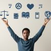 A imagem mostra um jovem com os braços erguidos, como se sustentasse ícones flutuantes que representam valores fundamentais dos direitos humanos, como justiça (balança), saúde (microscópio), amor (coração), educação (livros), liberdade de expressão (balão de fala), informação (globo), entre outros. O fundo neutro e a composição visual remetem à importância do conhecimento, da igualdade e da dignidade humana.