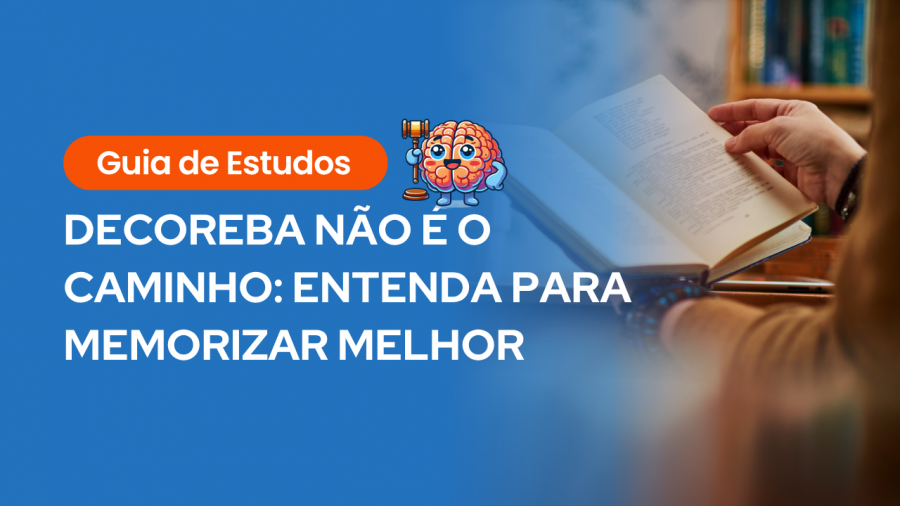 Banner informativo com fundo azul e o título “Guia de Estudos” em destaque laranja, acompanhado da frase “Decoreba não é o caminho: entenda para memorizar melhor” em letras brancas. Ao lado, um cérebro ilustrado com expressão simpática segura um martelo de juiz. Ao fundo, desfocado, uma pessoa folheia um livro aberto, reforçando o conceito de aprendizado com compreensão e técnicas de memorização eficazes.