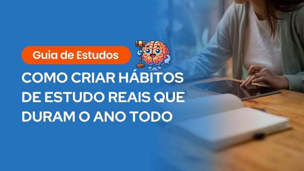 Texto “Guia de Estudos - COMO CRIAR HÁBITOS DE ESTUDO REAIS QUE DURAM O ANO TODO” à esquerda em fundo azul, com imagem de mulher usando tablet ao lado de um caderno aberto.