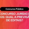 Arte com fundo em degradê laranja e rosa e texto centralizado em branco: “Concurso Público — Concurso Jurídico 2026: qual a previsão de editais?”, indicando conteúdo informativo sobre editais previstos para concursos na área jurídica.
