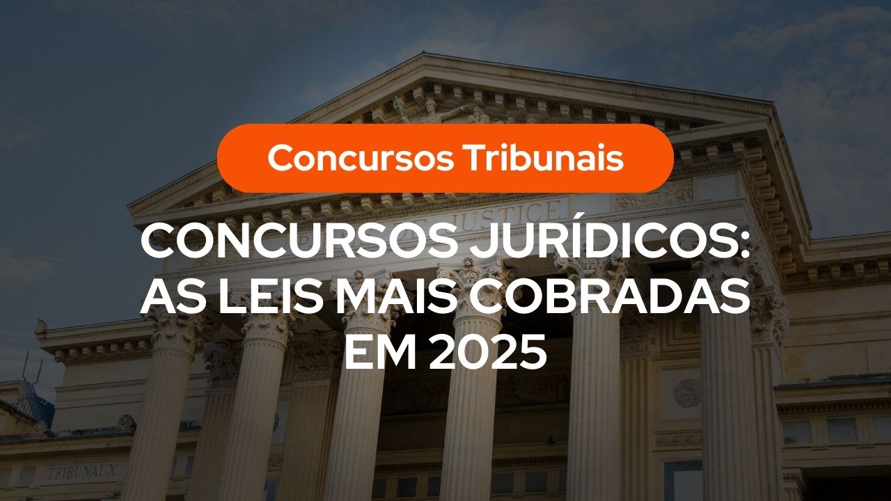 Fotografia da fachada de um tribunal imponente com colunas clássicas. No centro, um selo laranja escrito "Concursos Tribunais" e o título em letras brancas: "Concursos Jurídicos: as leis mais cobradas em 2025".