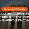 Banner ilustrativo sobre concursos de tribunais. Ao fundo, a fachada imponente de um tribunal clássico com colunas. Sobreposta, uma etiqueta laranja com o texto "Concursos Tribunais" e, abaixo, o título em letras brancas grandes: "Juiz ou Promotor: O ciclo de estudos que aprova em 2026".