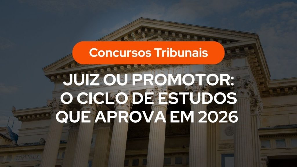 Banner ilustrativo sobre concursos de tribunais. Ao fundo, a fachada imponente de um tribunal clássico com colunas. Sobreposta, uma etiqueta laranja com o texto "Concursos Tribunais" e, abaixo, o título em letras brancas grandes: "Juiz ou Promotor: O ciclo de estudos que aprova em 2026".