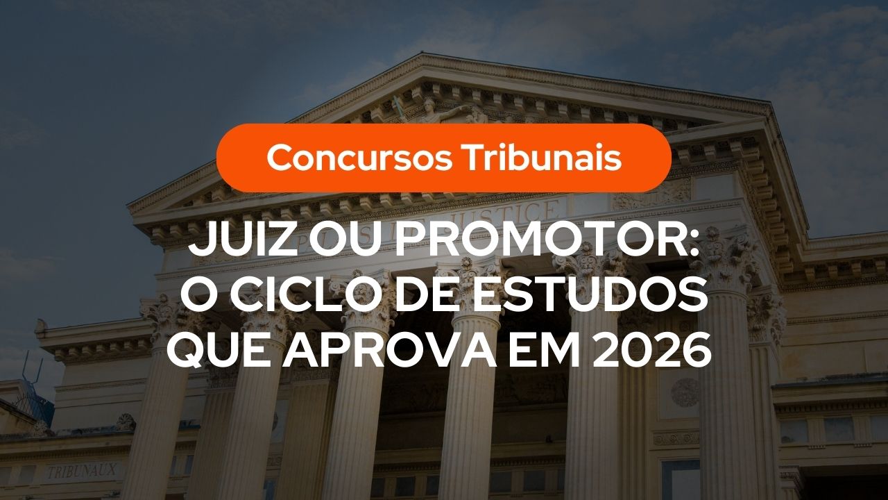 Banner ilustrativo sobre concursos de tribunais. Ao fundo, a fachada imponente de um tribunal clássico com colunas. Sobreposta, uma etiqueta laranja com o texto "Concursos Tribunais" e, abaixo, o título em letras brancas grandes: "Juiz ou Promotor: O ciclo de estudos que aprova em 2026".