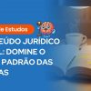 Banner retangular com fundo azul intitulado "Guia de Estudos". O texto principal em destaque lê: "CONTEÚDO JURÍDICO ATUAL: DOMINE O NOVO PADRÃO DAS BANCAS". Ao centro, um mascote em desenho de um cérebro sorridente segura um martelo de juiz. O plano de fundo, em desfoque, mostra um ambiente de estudos aconchegante com um livro aberto contendo marcações em amarelo, um notebook e uma xícara de café iluminados por uma luminária.