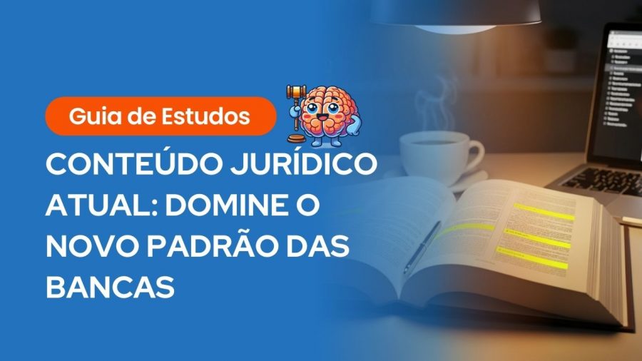 Banner retangular com fundo azul intitulado "Guia de Estudos". O texto principal em destaque lê: "CONTEÚDO JURÍDICO ATUAL: DOMINE O NOVO PADRÃO DAS BANCAS". Ao centro, um mascote em desenho de um cérebro sorridente segura um martelo de juiz. O plano de fundo, em desfoque, mostra um ambiente de estudos aconchegante com um livro aberto contendo marcações em amarelo, um notebook e uma xícara de café iluminados por uma luminária.