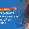 Banner com fundo azul e uma foto de uma mulher jovem com expressão de preocupação e cansaço, apoiando a cabeça na mão enquanto segura uma caneta. À esquerda, um selo laranja escrito "Guia de Estudos" e um ícone de cérebro segurando um martelo de juiz. O texto principal diz: "Motivação nos estudos: como não desistir já em fevereiro".