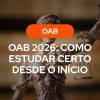 Banner promocional com a estátua da Têmis (Dama da Justiça) em bronze e fundo escuro desfocado. O texto em destaque branco diz: "OAB 2026: Como estudar certo desde o início", com uma etiqueta laranja acima escrito "OAB". A imagem ilustra um guia de preparação para o Exame de Ordem.