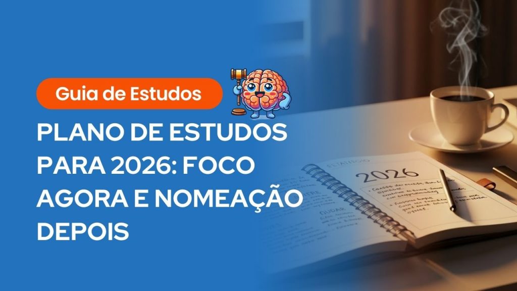 Banner do Guia de Estudos dividido em duas partes. À esquerda, sobre fundo azul, lê-se: 'Plano de Estudos para 2026: Foco agora e nomeação depois', ilustrado por um cérebro sorridente segurando um martelo de juiz. À direita, fotografia de uma mesa iluminada pelo sol com uma agenda aberta no ano de 2026, uma caneta e uma xícara de café fumegante.