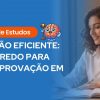 Banner principal do artigo dividido ao meio. À esquerda, sobre fundo azul, o título: 'Guia de Estudos - REVISÃO EFICIENTE: O SEGREDO PARA SUA APROVAÇÃO EM 2026', acompanhado pelo mascote de um cérebro segurando um martelo de juiz. À direita, fotografia de uma mulher sorrindo enquanto estuda, olhando para anotações ao lado de uma pilha de livros coloridos (azul, vermelho e amarelo).