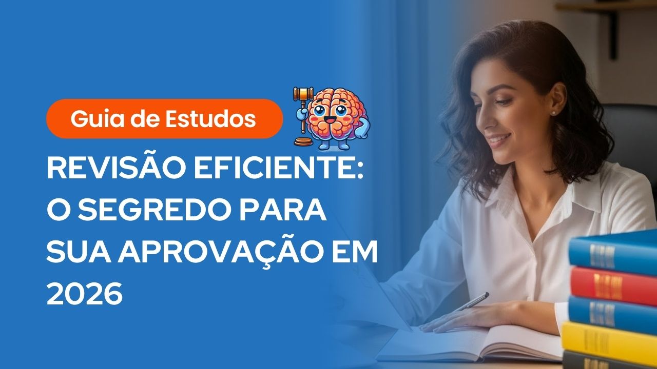 Banner principal do artigo dividido ao meio. À esquerda, sobre fundo azul, o título: 'Guia de Estudos - REVISÃO EFICIENTE: O SEGREDO PARA SUA APROVAÇÃO EM 2026', acompanhado pelo mascote de um cérebro segurando um martelo de juiz. À direita, fotografia de uma mulher sorrindo enquanto estuda, olhando para anotações ao lado de uma pilha de livros coloridos (azul, vermelho e amarelo).