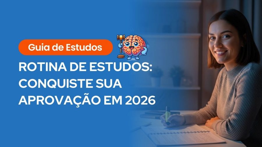 Banner principal do artigo dividido ao meio. À esquerda, sobre fundo azul, o título: 'Guia de Estudos - ROTINA DE ESTUDOS: CONQUISTE SUA APROVAÇÃO EM 2026', ilustrado por um cérebro mascote segurando um martelo de juiz. À direita, foto de uma mulher sorridente sentada à escrivaninha à noite, segurando um marca-texto sobre um caderno aberto, transmitindo confiança e disciplina.
